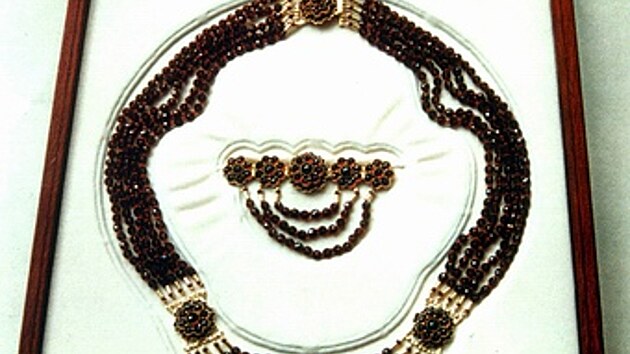 Soupravu tvoří náhrdelník, náramek, brož a náušnice.