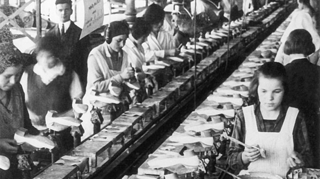 Výroba obuvi ve firmě Baťa ve 30. letech minulého století.
