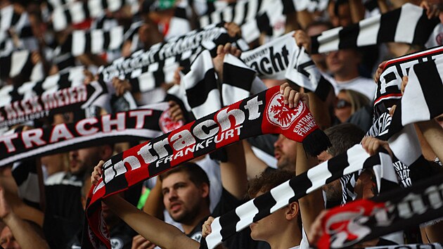 Fanouci Eintrachtu Frankfurt si uvaj nvrat svho klubu do Ligy mistr.
