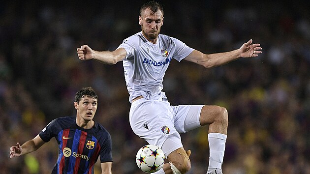 Plzesk tonk Tom Chor si zpracovv balon na stadionu Camp Nou, sledujte ho obrnce Barcelony Andreas Christensen.