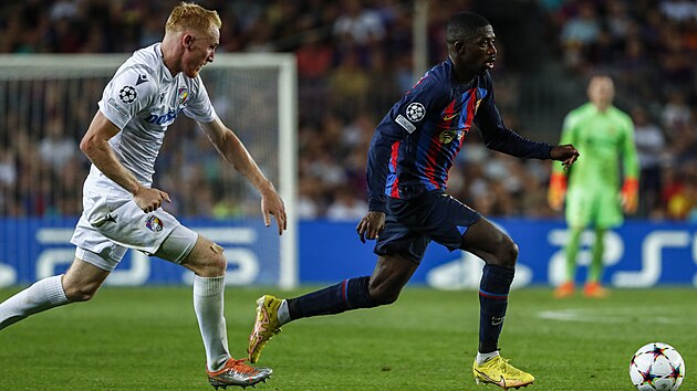 Vclav Jemelka nahn Ousmana Demblho v utkn Plzn proti Barcelon na stadionu Camp Nou.