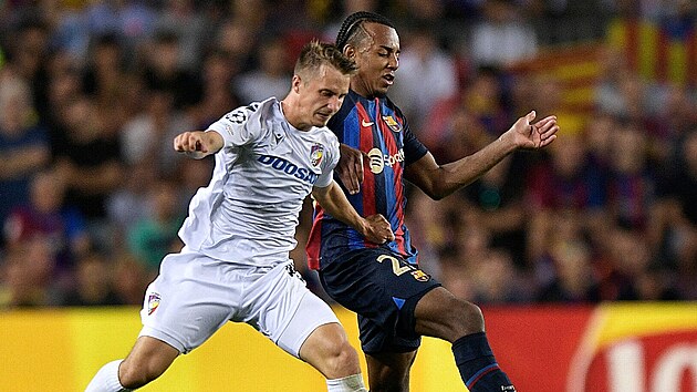 Plzesk Adam Vlkanova svd souboj s Julesem Koundm, stoperem Barcelony, bhem utkn Champions League na stadionu Camp Nou.