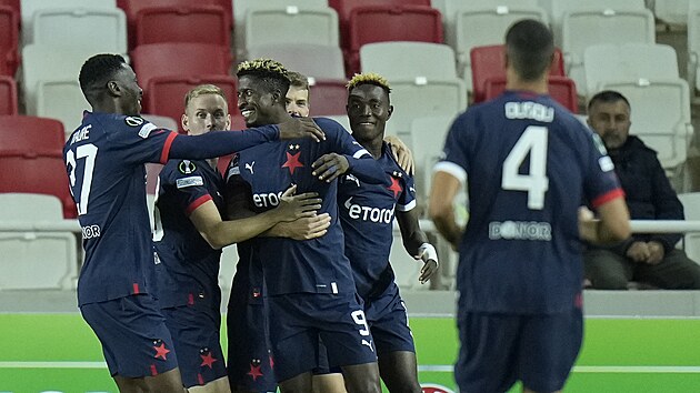 Gólová radost slávistických fotbalistů v úvodu zápasu proti Sivassporu. Trefil se Peter Olayinka.
