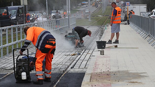 Prce na tramvajov trati v Porub finiovaly, nyn u tam optovn jezd tramvaje. (31. srpna 2022)