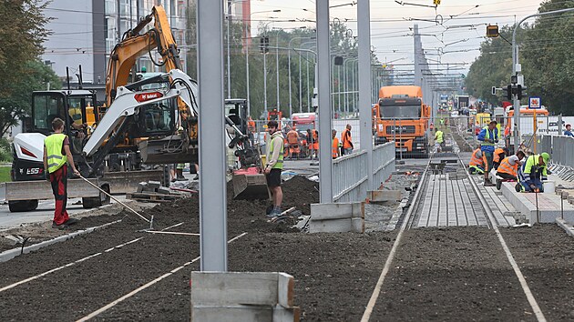 Prce na tramvajov trati v Porub finiovaly, nyn u tam optovn jezd tramvaje. (31. srpna 2022)