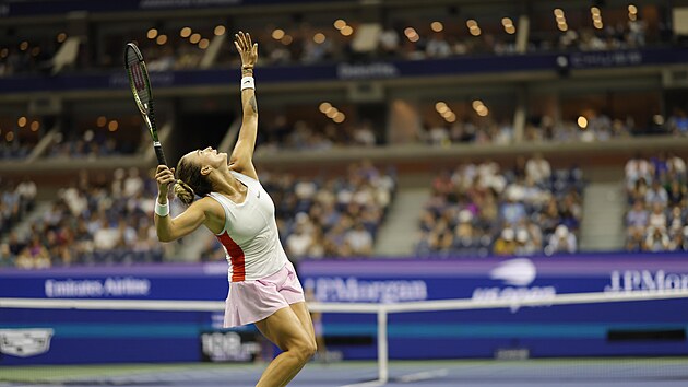 Bloruska Aryna Sabalenkov servruje na US Open.