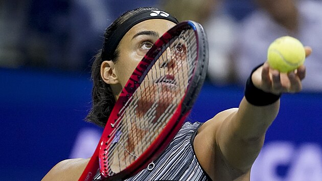 Francouzka Caroline Garciaov servruje v semifinle US Open.
