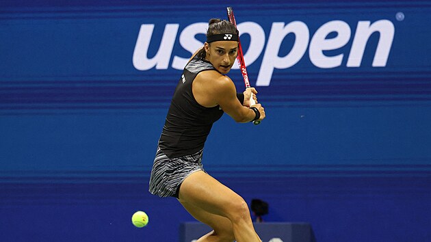 Francouzka Caroline Garciaov se napahuje k deru bhem semifinle US Open.