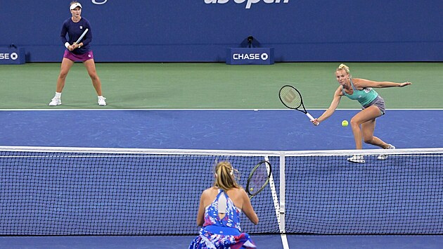 Kateina Siniakov (vpravo) posl balonek pes s v semifinle US Open.