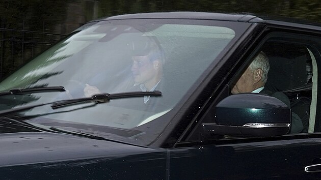 Princ William (za volantem) a princ Andrew na cest za britskou krlovnou Albtou II. (8. z 2022)