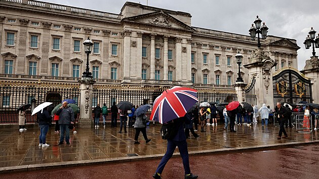 Britov a Britky ped Buckinghamskm palcem ekali na nov zprvy o zdravotnm stavu krlovny Albty II. (8. z 2022)