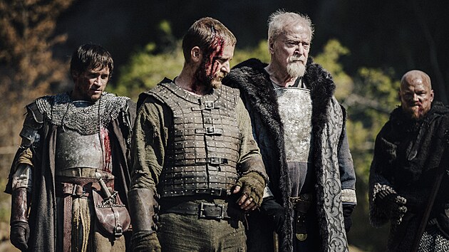 Ben Foster a Michael Caine ve filmu Jan ika (2022)