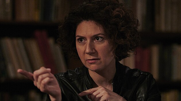 Martha Issov v minisrii Pozad udlost (2022)