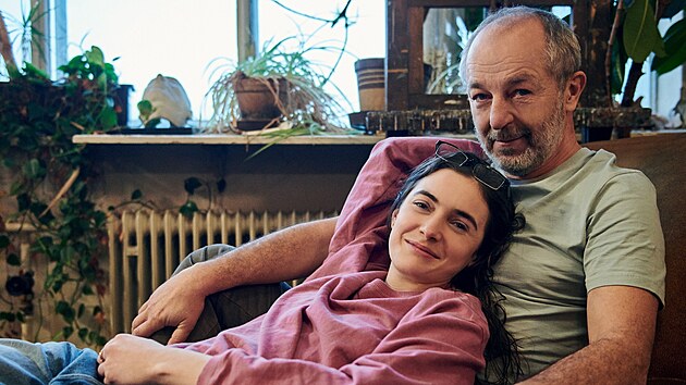 Sarah Havov a Lubo Vesel v minisrii Pozad udlost (2022)