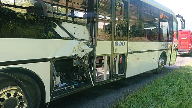 Autobus se srazil s traktorem na silnici z st nad Orlic do Letohradu. (1. z 2022)