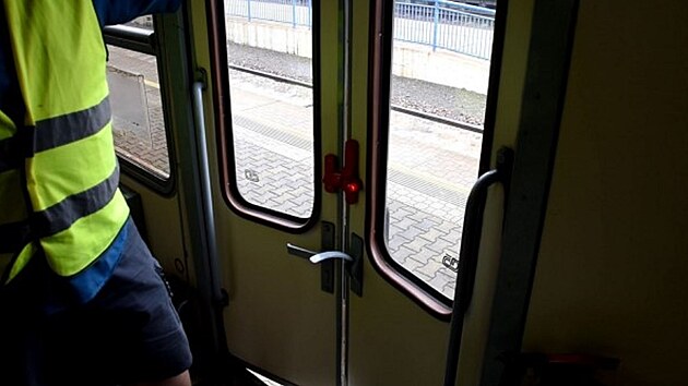 Maximln mon pooteven dve sluebnho oddlu vlaku se zavenou novou zajiovac zvorou.