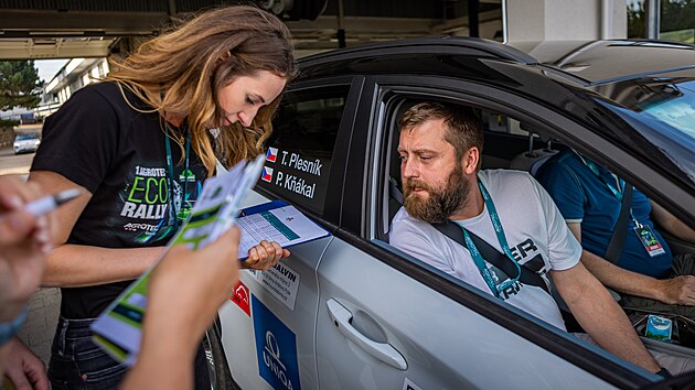 Posdka na startu Agrotec Eco Rally v Hustopech