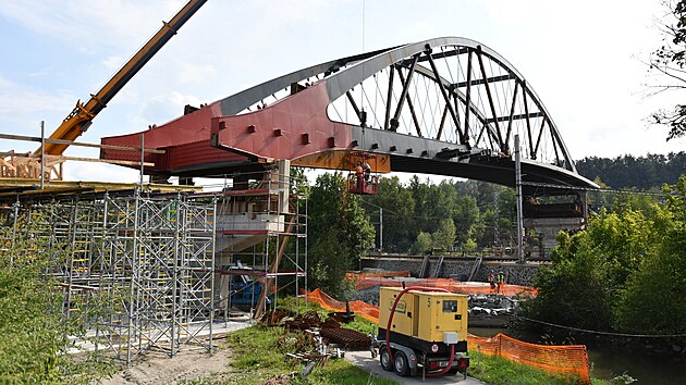 Mostn konstrukce pes eku Svitavu v Blansku je po desetidennm vysouvn usazena na svm mst.