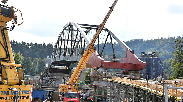 Mostní konstrukce přes řeku Svitavu v Blansku je po desetidenním vysouvání usazena na svém místě.