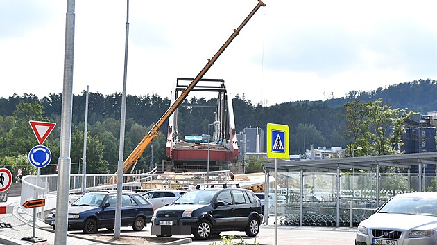 Mostní konstrukce přes řeku Svitavu v Blansku je po desetidenním vysouvání usazena na svém místě.
