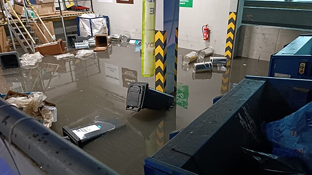 Přívalový déšť zaplavil hradecké obchodní centrum Futurum. (7. 9. 2022)