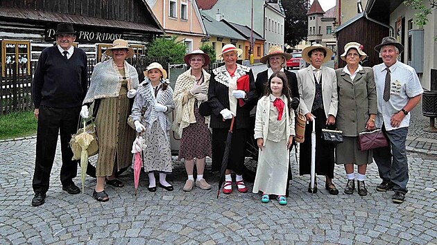 Členové Klubu českých turistů v Hlinsku projdou nově označenou stezku v dobovém oblečení.
