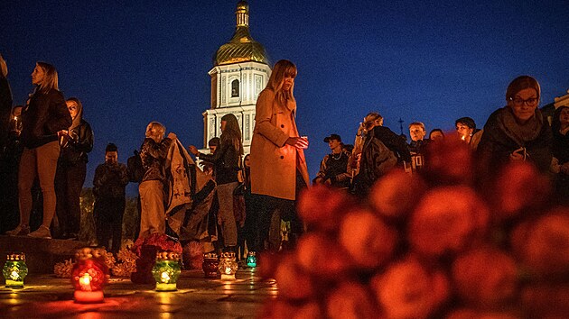 Lidé na kyjevském náměstí uctili památku ukrajinských válečných zajatců, obránců Azovstalu, kteří zahynuli ve věznici v Olenivce. (6. září 2022)