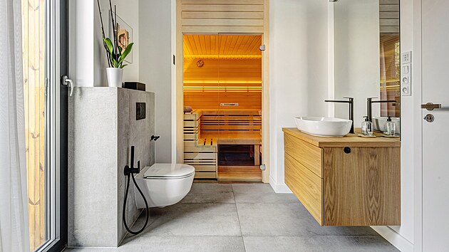 Koupelna v pzem koresponduje s minimalistickm stylem a barevnost. Navazuje na ni tradin finsk sauna.
