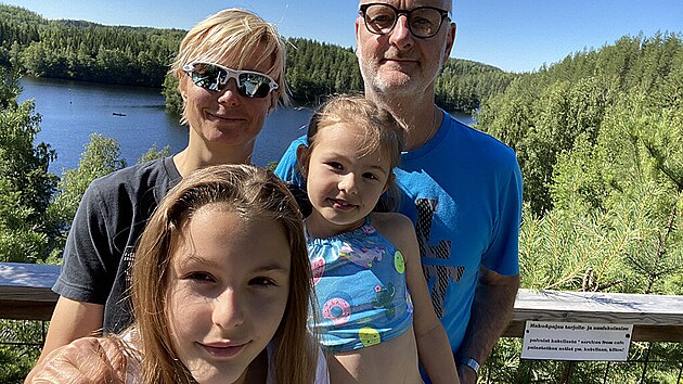 Mirka a Henrik Dettmannovi s dcerami Nikou a Noelle u finskch jezer