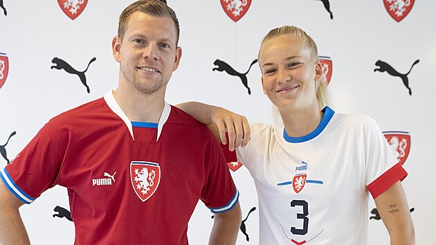 tonk Matj Vydra a fotbalistka Aneta Pochmanov pedvdj nov reprezentan dresy.