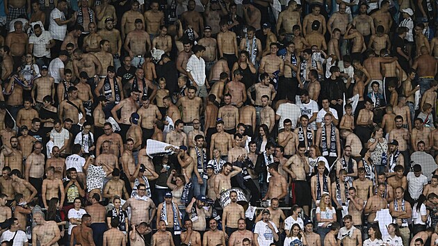Poněkud zaskočení fanoušci Partizanu Bělehrad na stadionu v Uherském Hradišti.
