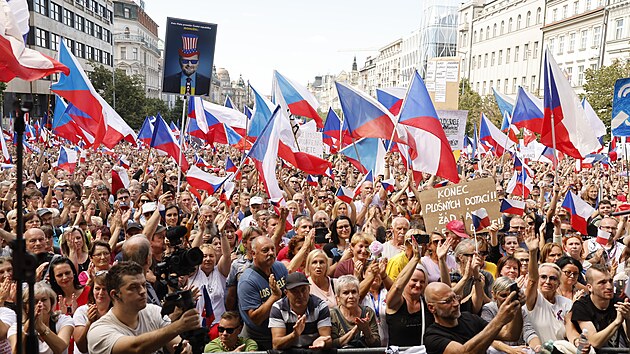 Destky tisc lid zaplnily odpoledne Vclavsk nmst na demonstraci proti vld. Policie odhadla jejich poet na 70 000. (3. z 2022)