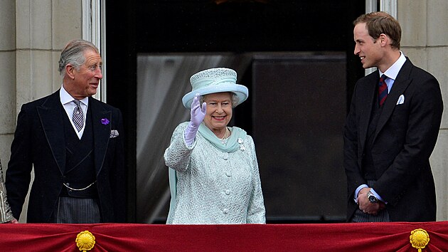 Britsk krlovna Albta s princem Charlesem a Wiliamem (5. ervna 2012)