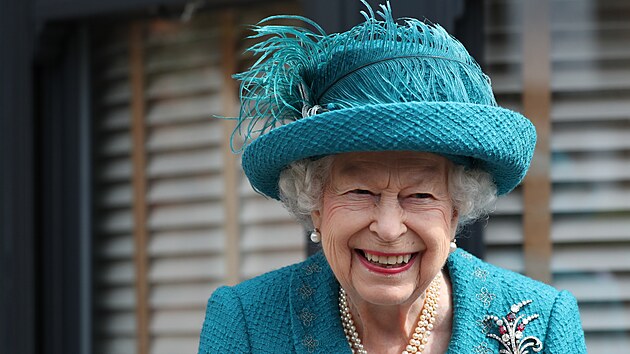 Královna na natáení oblíbeného televizního seriálu Coronation Street (8....