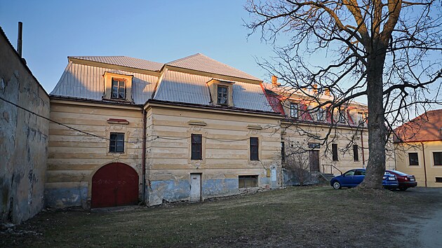 Budova zmeckho pivovaru byla v minulosti i prdelnou, ubytovnou dstojnk i skladem. V poslednch letech je nevyuvan. Vypad to, e nyn znovu dostane anci.