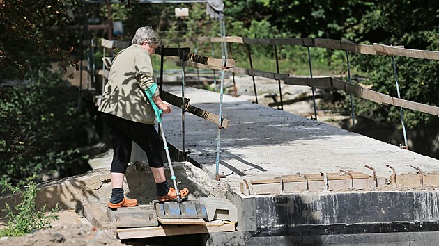 Lvka v Helenn, okrajov sti Jihlavy, se opravuje u od bezna. Prce vak spe stoj. Stavba navc nen adekvtn zabezpeena, take ji lid v hojn me k pechodu eky stle vyuvaj - i kdy by nemli.