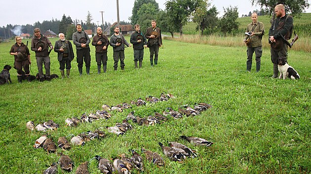 Rybnk Lue u Hodkova na rsku byl djitm honu na kachny. Myslivci po kontrole zbran a s pomoc loveckch ps ulovili pes pt destek ptk.