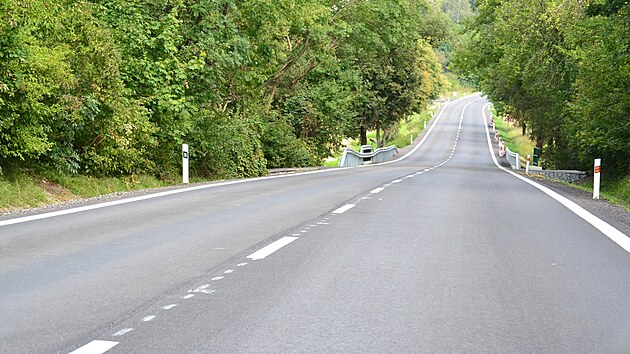 Značení ve směru od Stradouně k Zámrsku se s položením nového asfaltu nezměnilo. (6. září 2022)