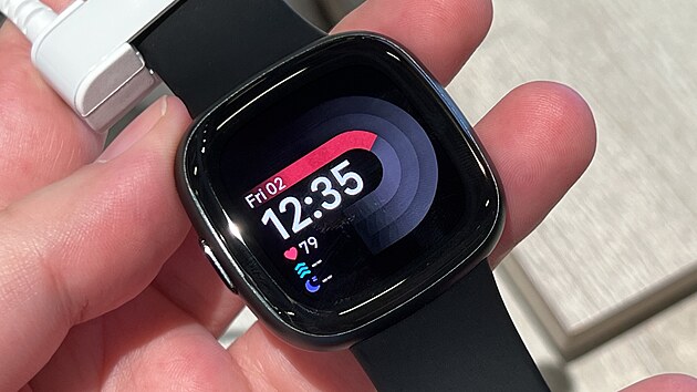 Nová série chytrých hodinek a náramků Fitbit