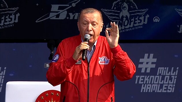Meme pijt nhle, i v noci. ecko se nm nevyrovn, vyhrouje Erdogan