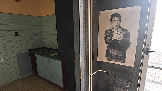 Hotel Podhoran slou�il jako ubytovna pro soci�ln� nep�izp�sobiv� obyvatele, dnes je zcela vybydlen�. (z��� 2022)