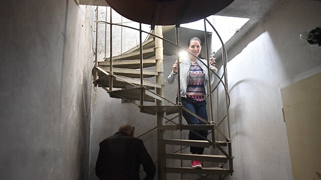 Hotel Podhoran slou�il jako ubytovna a dnes je zcela vybydlen�. Z jeho st�echy je ale kouzeln� pohled na okol�. (z��� 2022)