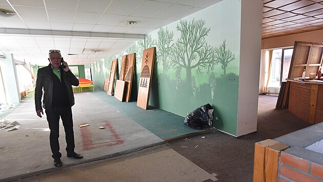 Hotel Podhoran slou�il jako ubytovna pro soci�ln� nep�izp�sobiv� obyvatele, m�stu se poda�ilo ho odkoupit a pl�nuje p�estavbu. Na sn�mku je starosta Zden�k P�nek. (z��� 2022)