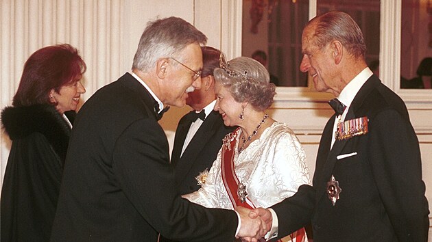 Britsk krlovna Albta II. se svm chotm princem Philipem na nvtv esk republiky v roce 1996. Na snmku pi slavnost recepci na Praskm hrad se vtaj s tehdejm premirem Vclavem Klausem a jeho manelkou Livi.