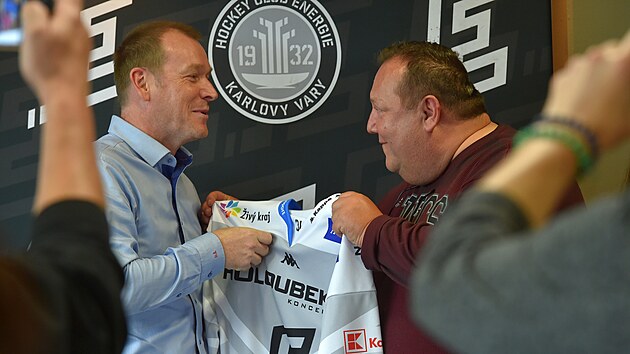 Dosavadn majitel extraligovho klubu z Karlovch Var Karel Holoubek (vpravo) symbolicky pedv dres potenciln novmu majiteli Duanu enkyplovi.