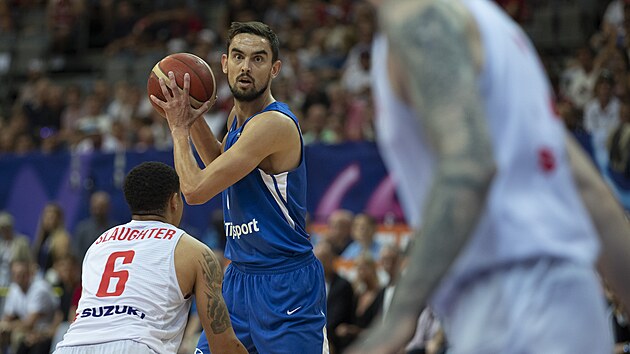 esk basketbalista Tom Satoransk v zpase s Polskem.