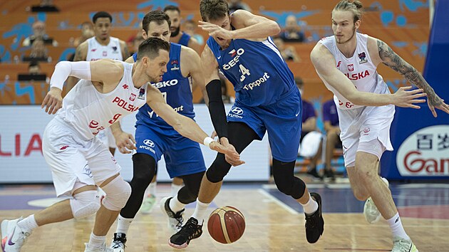 esk basketbalista Jan Vesel (uprosted) bojuje o m v zpase s Polskem.