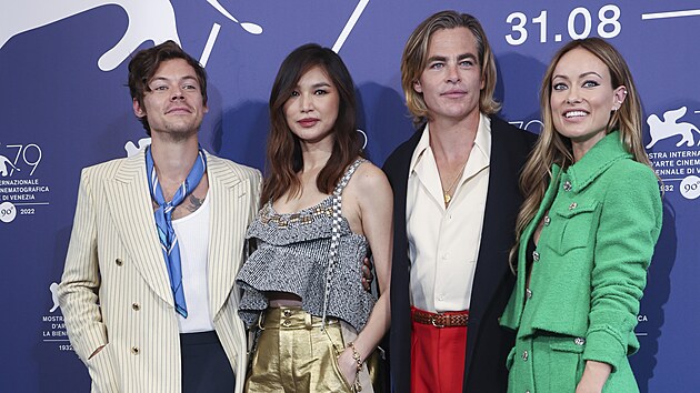 Zleva: Harry Styles, Gemma Chan, Chris Pine a partnerka Harryho Stylese, reisrka Olivia Wilde (Bentky, 5. z 2022)