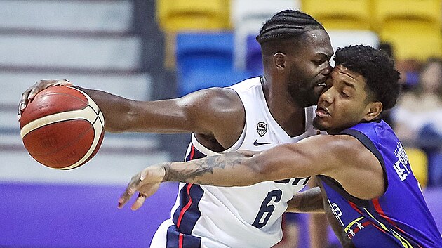 Americk reprezentant Jeremy Pargo (vlevo) narazil do Luise Betancourta z Venezuely.