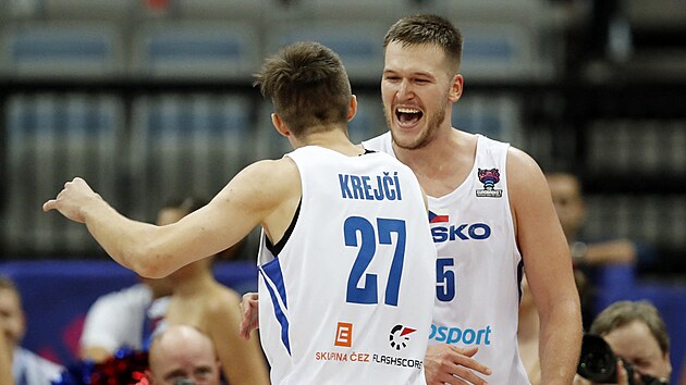 Čeští basketbalisté Vít Krejčí (vlevo) a Martin Peterka se radují v zápase s Nizozemskem.